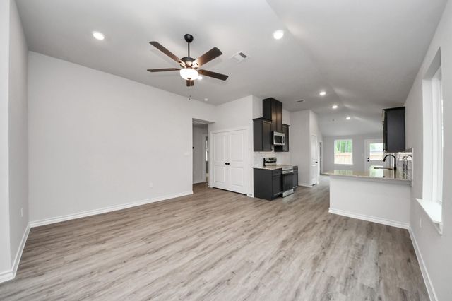 18728 Loom Drive, Conroe, TX 77306