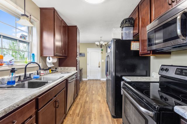 715 Gardendale Ln, Clarksville, TN 37040