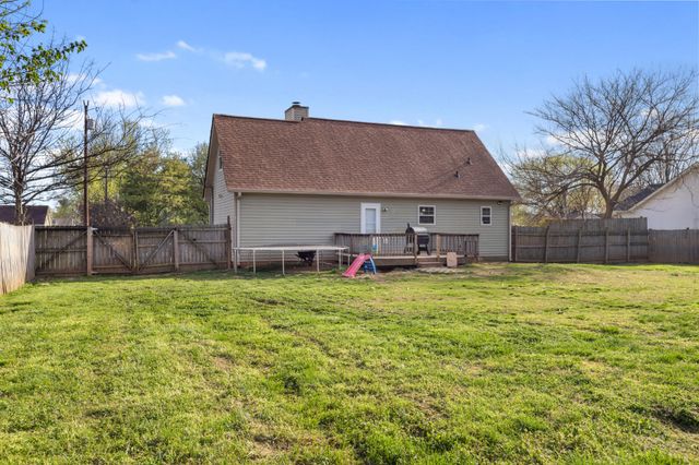 715 Gardendale Ln, Clarksville, TN 37040