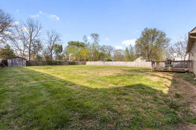 715 Gardendale Ln, Clarksville, TN 37040