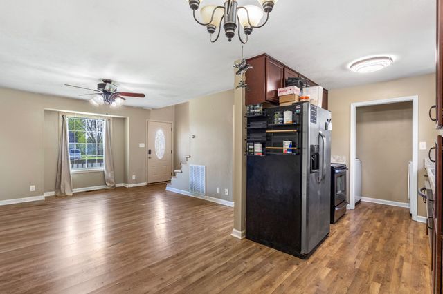 715 Gardendale Ln, Clarksville, TN 37040