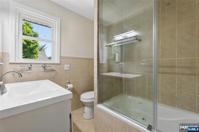 275 Farrant Terrace, Teaneck, NJ 07666