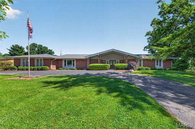 11601 Lakeshore Drive, Creve Coeur, MO 63141
