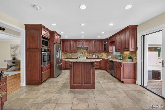 11601 Lakeshore Drive, Creve Coeur, MO 63141