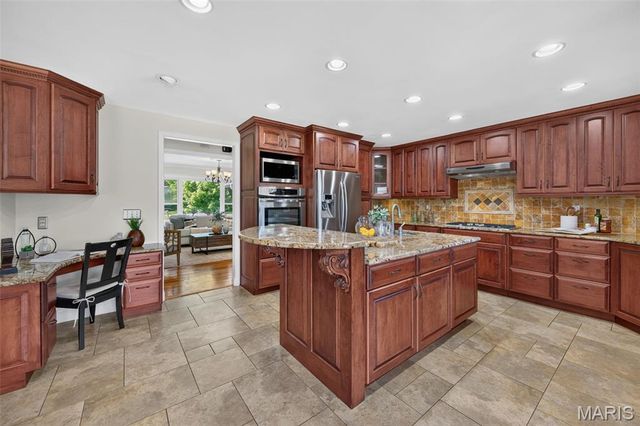 11601 Lakeshore Drive, Creve Coeur, MO 63141