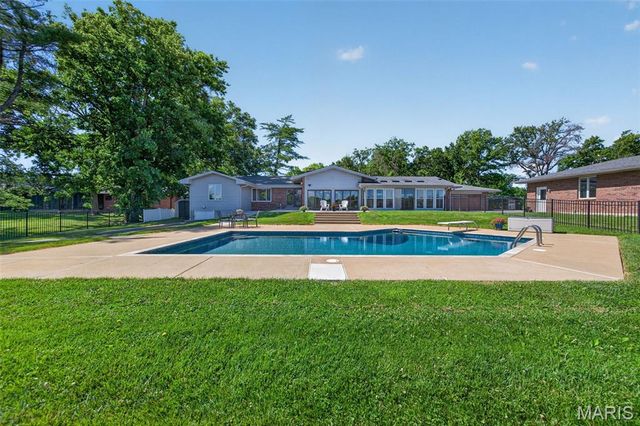 11601 Lakeshore Drive, Creve Coeur, MO 63141