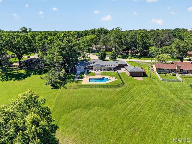 11601 Lakeshore Drive, Creve Coeur, MO 63141