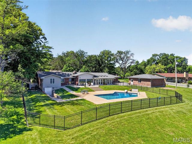 11601 Lakeshore Drive, Creve Coeur, MO 63141