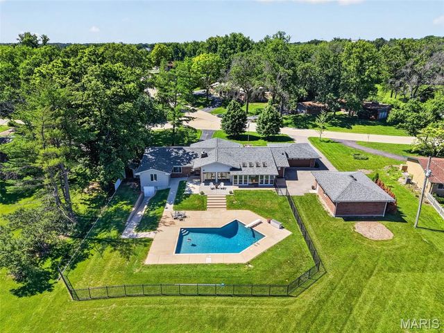 11601 Lakeshore Drive, Creve Coeur, MO 63141