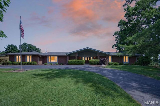 11601 Lakeshore Drive, Creve Coeur, MO 63141