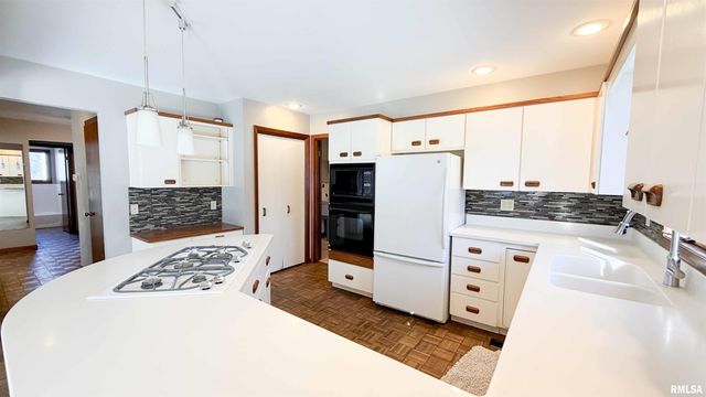 1318 W FEATHERWOOD Drive, Dunlap, IL 61525