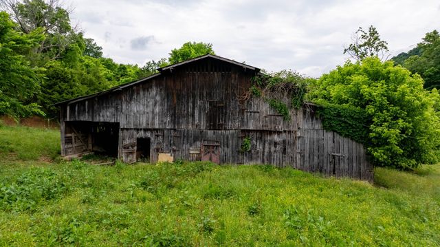 1495 Wolf Hill Rd, Bethpage, TN 37022