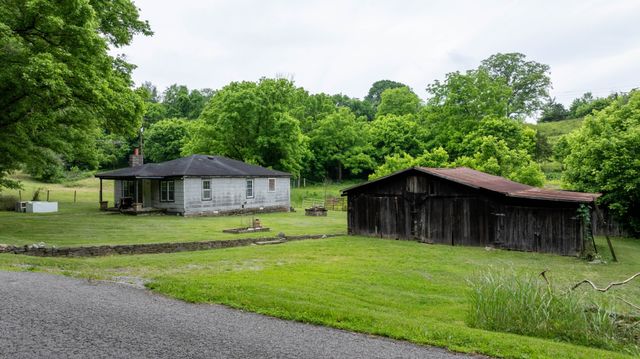 1495 Wolf Hill Rd, Bethpage, TN 37022