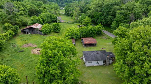 1495 Wolf Hill Rd, Bethpage, TN 37022