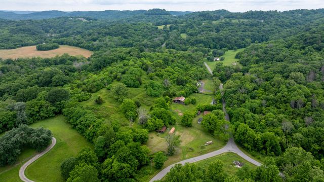 1495 Wolf Hill Rd, Bethpage, TN 37022