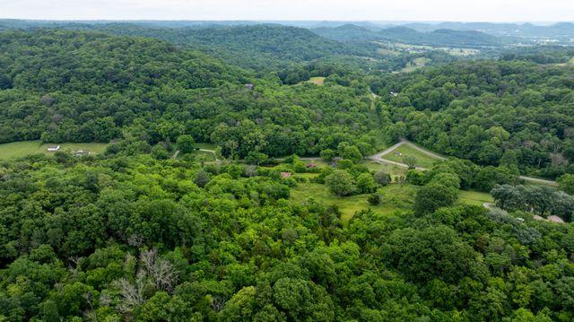 1495 Wolf Hill Rd, Bethpage, TN 37022