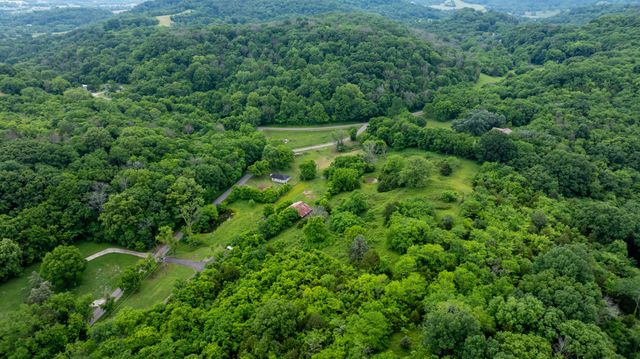 1495 Wolf Hill Rd, Bethpage, TN 37022
