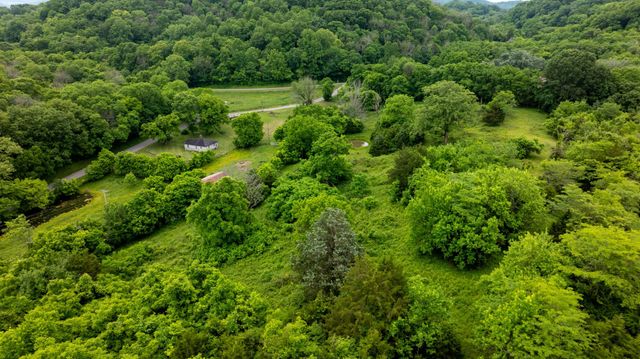 1495 Wolf Hill Rd, Bethpage, TN 37022