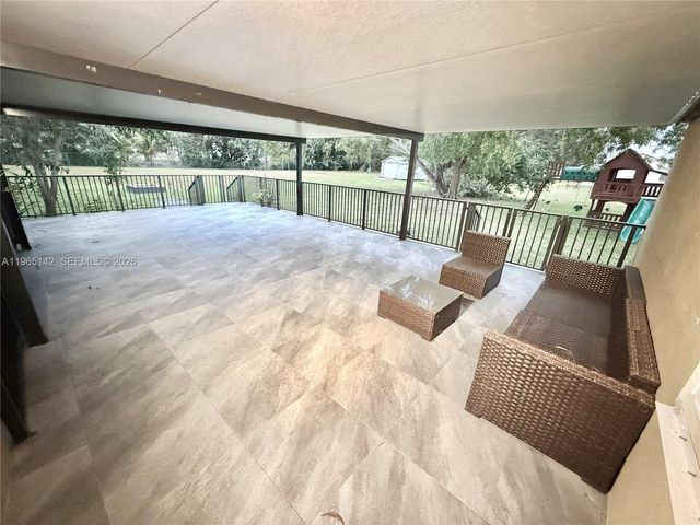 1621 SW 117th Ave, Davie, FL 33325