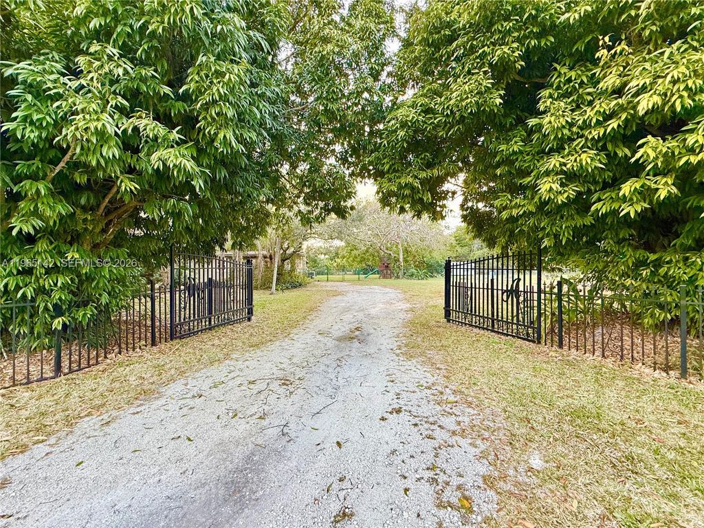 1621 SW 117th Ave, Davie, FL 33325