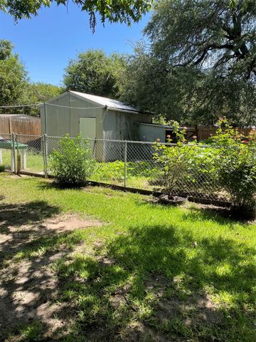 125 Live Oak Drive, Azle, TX 76020