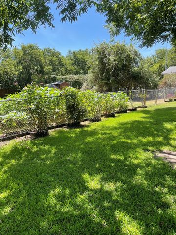 125 Live Oak Drive, Azle, TX 76020