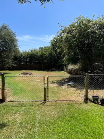 125 Live Oak Drive, Azle, TX 76020