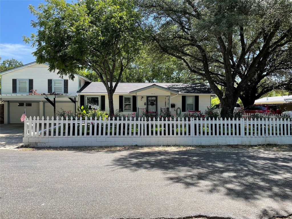 125 Live Oak Drive, Azle, TX 76020