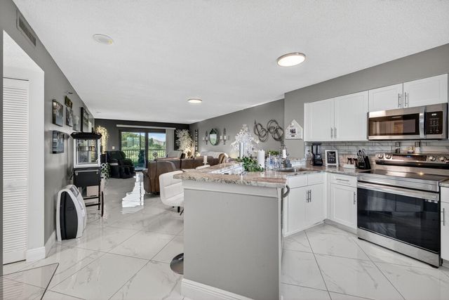 2334 S Cypress Bend Dr 511, Pompano Beach, FL 33069