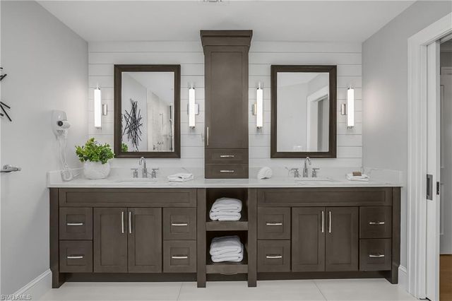 720 Shadow Lake LN, Naples, FL 34108