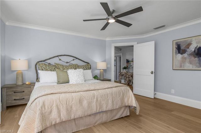 720 Shadow Lake LN, Naples, FL 34108