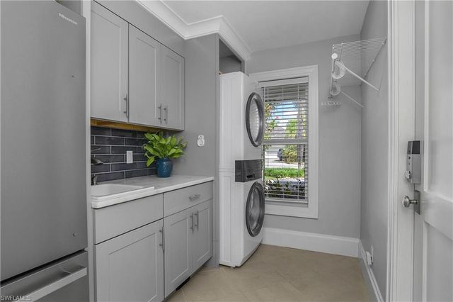 720 Shadow Lake LN, Naples, FL 34108