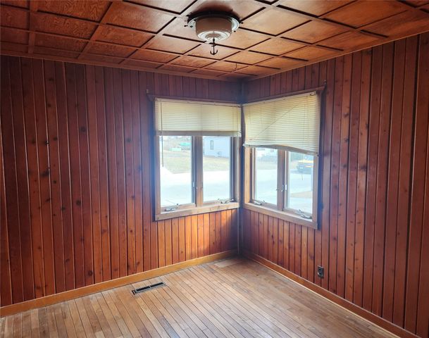 102 E Cronkhite Street, Knoxville, IA 50138