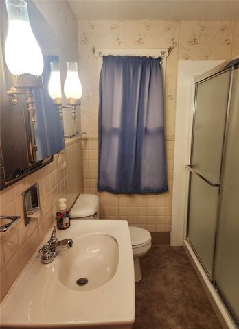 102 E Cronkhite Street, Knoxville, IA 50138