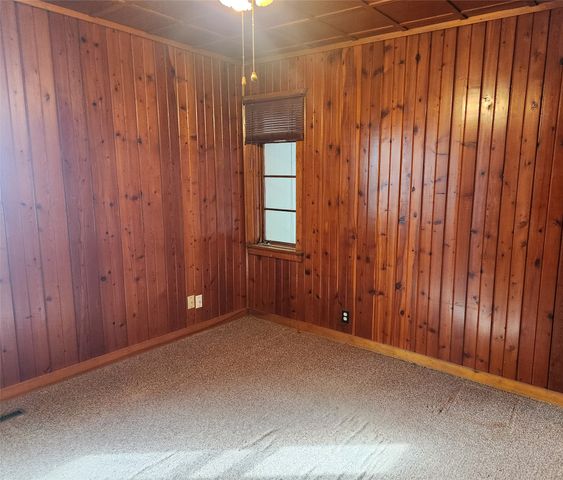 102 E Cronkhite Street, Knoxville, IA 50138