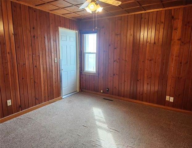 102 E Cronkhite Street, Knoxville, IA 50138