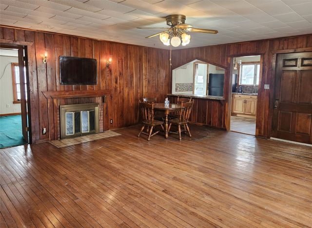 102 E Cronkhite Street, Knoxville, IA 50138