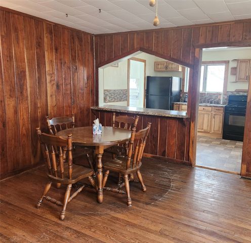 102 E Cronkhite Street, Knoxville, IA 50138