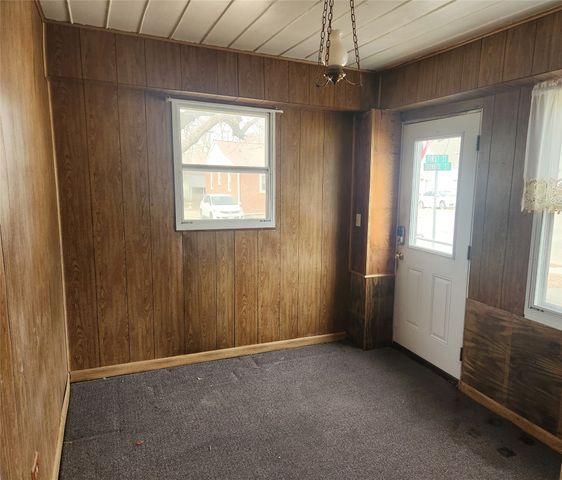 102 E Cronkhite Street, Knoxville, IA 50138