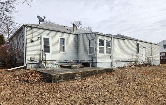 102 E Cronkhite Street, Knoxville, IA 50138