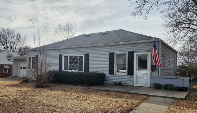 102 E Cronkhite Street, Knoxville, IA 50138
