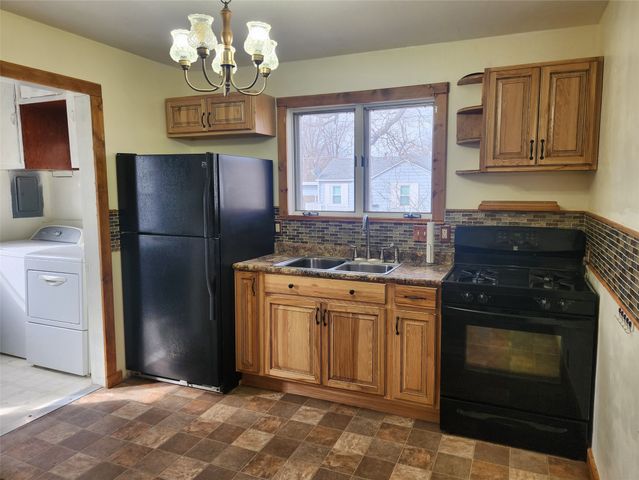 102 E Cronkhite Street, Knoxville, IA 50138