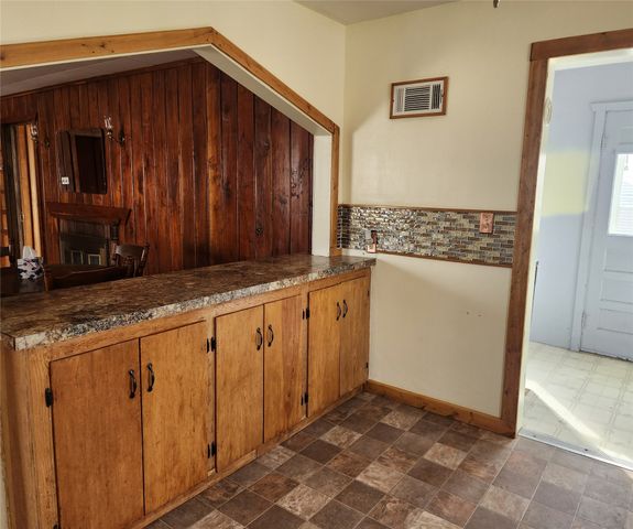 102 E Cronkhite Street, Knoxville, IA 50138