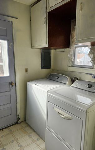 102 E Cronkhite Street, Knoxville, IA 50138