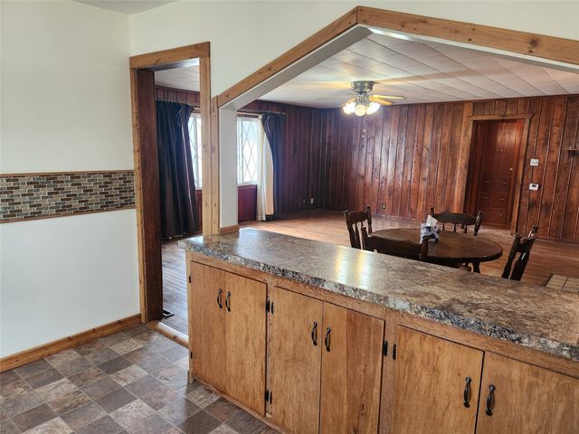 102 E Cronkhite Street, Knoxville, IA 50138