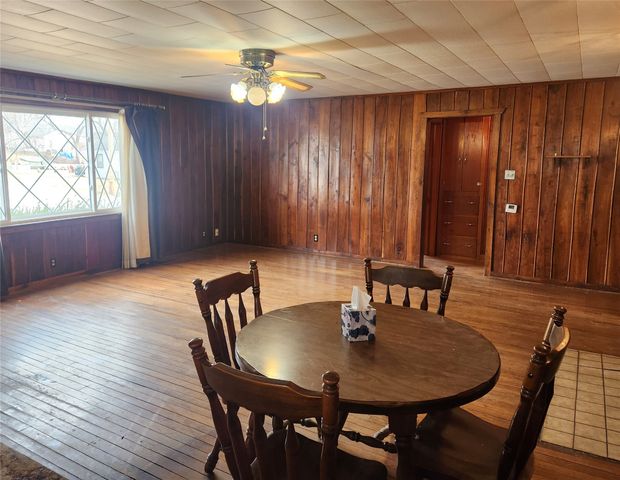 102 E Cronkhite Street, Knoxville, IA 50138