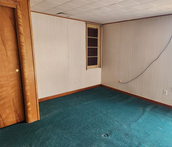 102 E Cronkhite Street, Knoxville, IA 50138