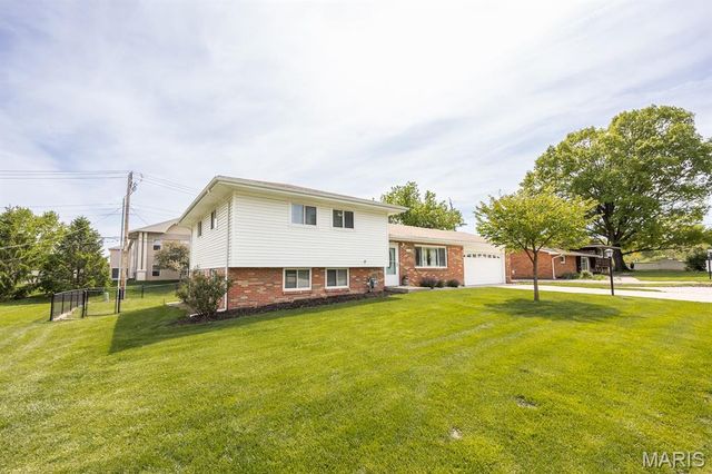 4703 Dadrian Drive, Godfrey, IL 62035