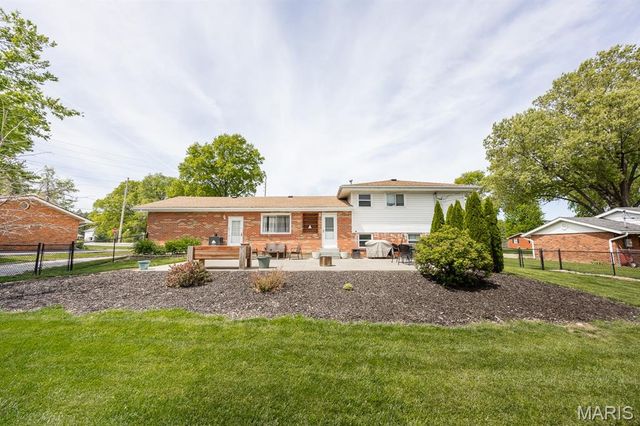 4703 Dadrian Drive, Godfrey, IL 62035