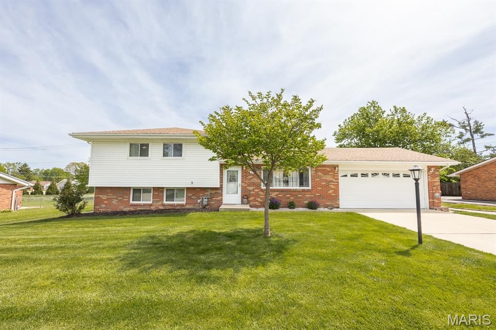 4703 Dadrian Drive, Godfrey, IL 62035
